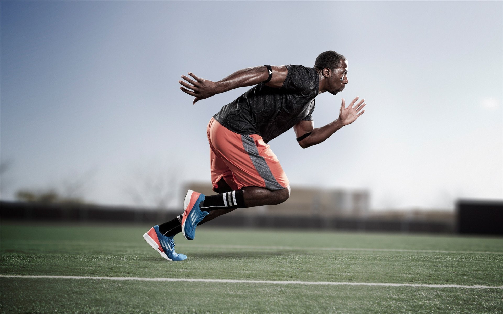 九游游戏中心官网-中国队冲线瞬间引爆现场气氛，中国队冲金